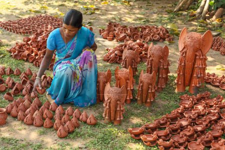 Téléchargez les photos : Femme avec statue en terre cuite, village kondagaon, bastar, chhattisgarh, Inde, Asie - en image libre de droit
