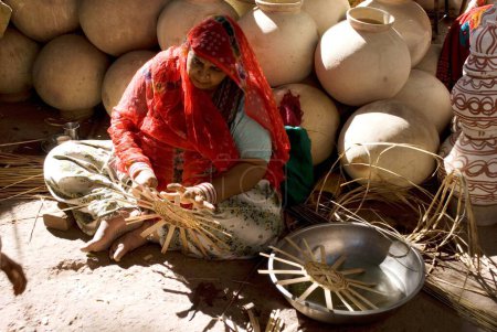 Foto de Mujer haciendo cesta de bambú, Jodhpur, Rajasthan, India - Imagen libre de derechos