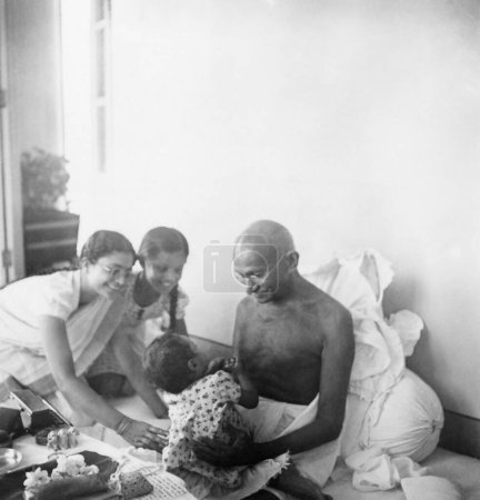 Foto de Mahatma Gandhi jugando con Aruna Desai hija de Purushottam Gandhi en Birla House, Mumbai, 1944, Abha Gandhi, Nirupama Marn - Imagen libre de derechos