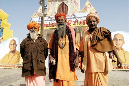 Foto de Santos o Sadhus afiliados a Swami Awadeshanand Giriji Maharaj posan para fotografías durante el Ardh Kumbh Mela, uno de los festivales religiosos más grandes del mundo en Allahabad, Uttar Pradesh, India - Imagen libre de derechos