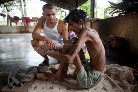 Téléchargez les photos : Dr Prakash amte examine un patient, maharashtra, Inde, Asie - en image libre de droit