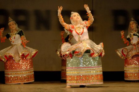 Foto de Ras Leela, famosa forma clásica de danza Manipuri se basa en el amor legendario de Radha-Krishna y la devoción de las gopis al Señor Krishna, Imphal, Manipur, India - Imagen libre de derechos