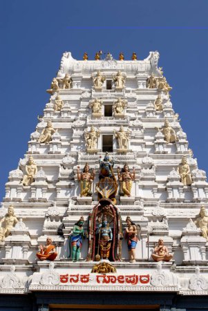 Viele Figuren Herr Vishnu Hanuman Affe Gott Garuda Schlange Shesha reich dekoriert oben Kanak Gopuram Udupi Sri Krishna Tempel