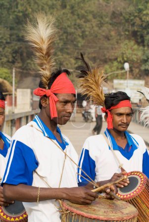 Téléchargez les photos : Santhal tribal playing instruments de musique ; Dumka, Jharkhand, Inde - en image libre de droit