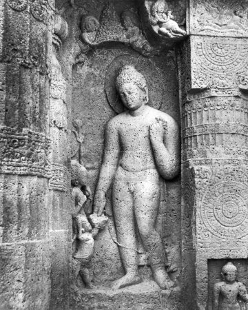 Téléchargez les photos : Bouddha mendiant sculpture en pierre dans les grottes Ajanta ; Aurangabad ; Maharashtra ; Inde Années 1940 - en image libre de droit