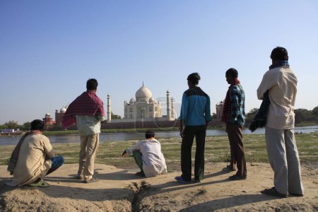 Téléchargez les photos : Villageois de Taj Mahal Septième merveilles du monde sur la rive sud de la rivière Yamuna, Agra, Uttar Pradesh, Inde Patrimoine mondial de l'UNESCO - en image libre de droit