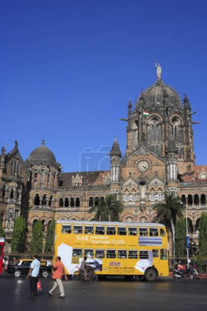 Téléchargez les photos : Yellow double Decker BEST Bus at Chhatrapati Shivaji Terminus (anciennement Victoria Terminus) Architecture néogothique victorienne mélangée à l'architecture traditionnelle indienne construite entre 1878 et 1888 Indian Railway Station ; Bombay Mumbai ; Maharas - en image libre de droit