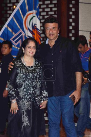 Foto de Anu Malik, compositor de música india, esposo, esposa, Anju Malik, indios de Mumbai, fiesta de la victoria, Mumbai, India en mayo 22, 2017 - Imagen libre de derechos