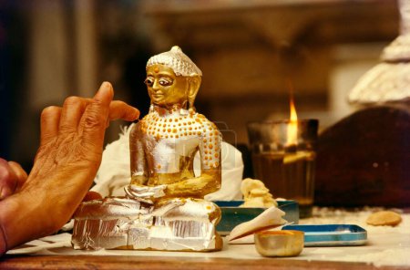 Téléchargez les photos : Statue du seigneur Mahavir avec feuille d'argent dans un temple jaïn ; Bombay maintenant Mumbai ; Maharashtra ; Inde - en image libre de droit