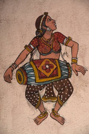 Foto de Mujer bailando con pinturas murales de tambor, pune, maharashtra, India, asia - Imagen libre de derechos