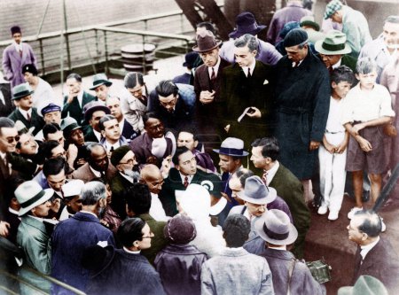 Foto de Mahatma Gandhi con periodistas y amigos en Marsella, Francia, 11 de septiembre de 1931 - Imagen libre de derechos