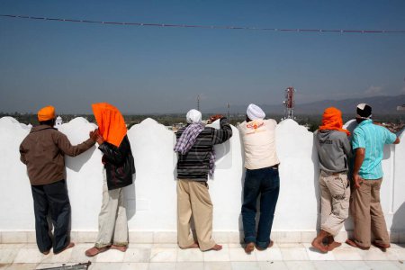 Foto de Devotos viendo festividades de Hola Mohalla en Anandpur Sahib en el distrito de Rupnagar, Punjab, India - Imagen libre de derechos