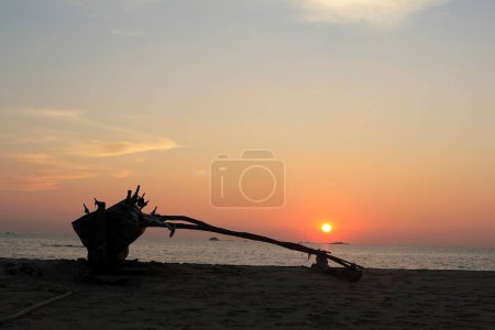 Sonnenuntergang am Strand; Dorf Bhogwe; Konkan; Distrikt Sindhudurga; Maharashtra; Indien