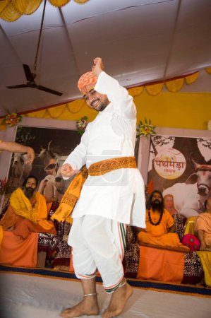 Foto de Radha krishna ji maharaj bailando pathmeda godham rajasthan - Imagen libre de derechos