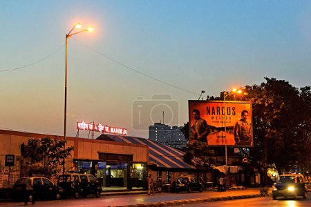Téléchargez les photos : Mahim Junction Railway Station road entrance, Mumbai, Maharashtra, Inde, Asie - en image libre de droit