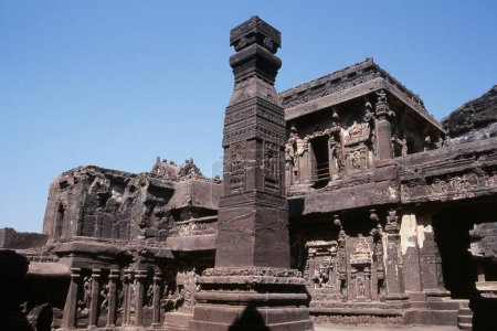 Dhwaja Stambha au temple Kailasa, Ellora, Aurangabad, Maharashtra, Inde