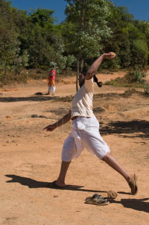 Téléchargez les photos : Garçon jouant au cricket Satara Maharashtra Inde Asie Jan 2012 - en image libre de droit