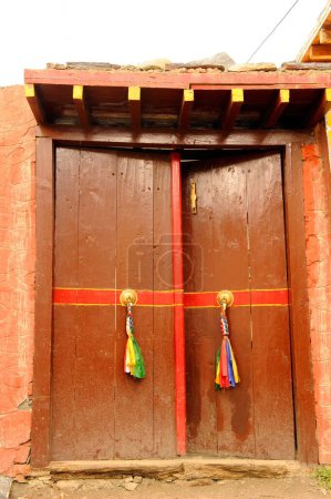 Téléchargez les photos : Porte en bois du monastère, Jharkot, Népal - en image libre de droit