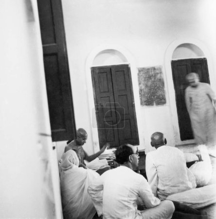 Foto de Mahatma Gandhi en una reunión en la colonia de barrenderos de la colonia Bhangi en Delhi, 1946 de Abdul Kalam Maulana Azad, Sardar Vallabhbhai Patel, Pyarelal Nayar, India - Imagen libre de derechos
