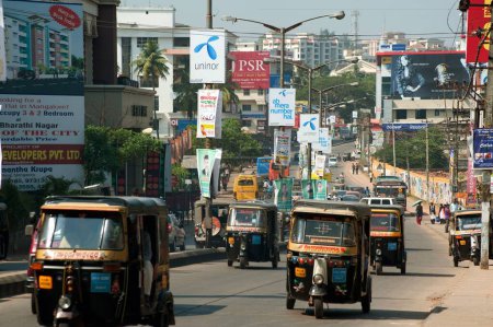 Téléchargez les photos : Trafic routier à Mangalore, Karnataka, Inde - en image libre de droit