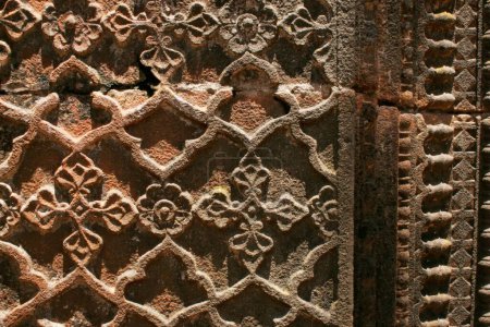 Schnitzereien in der Steinmauer eines antiken Panhala-Forts, erbaut von König Bhojja; Panhala; Kolhapur; Maharashtra; Indien