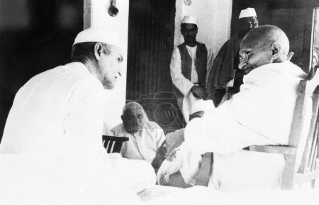 Foto de Mahatma Gandhi hablando con Madan Mohan Malaviya, Varanasi, 1942, India - Imagen libre de derechos