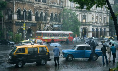 Téléchargez les photos : Street scene in monsoon rain, Bombay Mumbai, Maharashtra, India - en image libre de droit