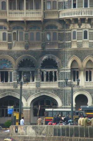 Téléchargez les photos : Brûler la fenêtre de l'hôtel taj mahal après une attaque terroriste par des moudjahidines du deccan, Bombay Mumbai, Maharashtra, Inde 26 novembre 2008 - en image libre de droit