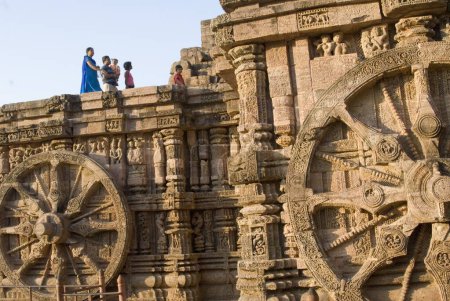 Foto de Los visitantes en el templo del sol del siglo XIII Patrimonio de la Humanidad representan el carro del dios del sol védico Surya o Arka; Konarak; Orissa; India - Imagen libre de derechos