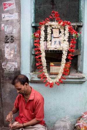 Téléchargez les photos : Scène de rue indienne, temple dans la ruelle, Siyaldah, Calcutta maintenant Kolkata, Bengale occidental, Inde - en image libre de droit