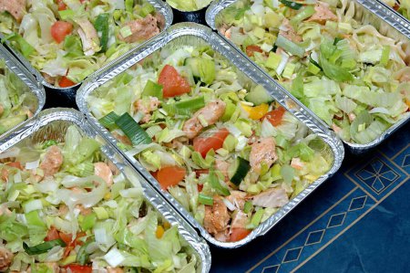 Nourriture, Salade de poulet Pâtes, Filets de poulet grillés aux tomates, concombre, poireaux (type d'oignon), salade iceberg (comme la tête de chou), huile d'olive et épices emballés en une portion dans un récipient en papier d'aluminium