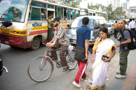 Téléchargez les photos : Scène de rue, bus des transports en commun et voitures sur la circulation routière bloqués à Dacca, Bangladesh - en image libre de droit
