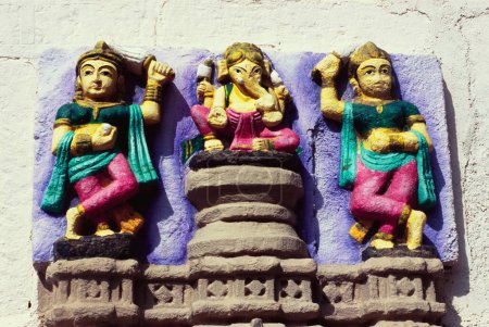 Téléchargez les photos : Lord Ganesha ganpati avec des épouses Riddhi & Siddhi richement peintes, Sayla, Gujarat, Inde - en image libre de droit