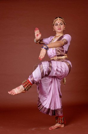 Foto de Mujer india bharatnatyam bailarina bailando fondo marrón, India, Asia - Imagen libre de derechos