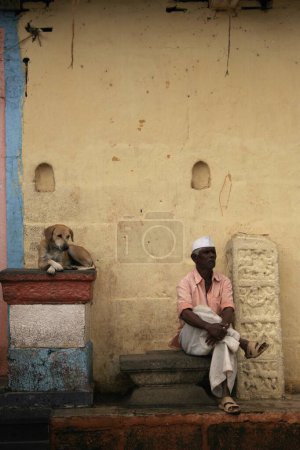 Téléchargez les photos : Homme rural assis près du mur, Inde - en image libre de droit