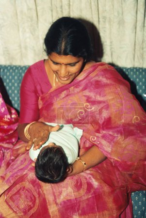 Foto de Mujer india del sur de Asia con su hijo, esposa del famoso artista N. T. Rama Rao, India - Imagen libre de derechos
