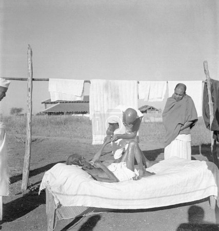 Téléchargez les photos : Mahatma Gandhi massant un lépreux à l'Ashram de Sevagram, Vardha, Maharashtra, Inde, 1940 - MODÈLE DE COMMUNIQUÉ NON DISPONIBLE - en image libre de droit