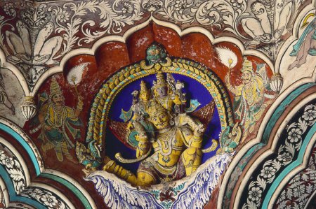 Vishnu sitzt auf Garuda Stuckfigur Maratha Darbar Hall, Thanjavur, Tamil Nadu, Indien
