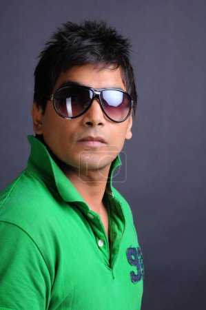 Foto de Hombre con camiseta verde y gafas - Imagen libre de derechos