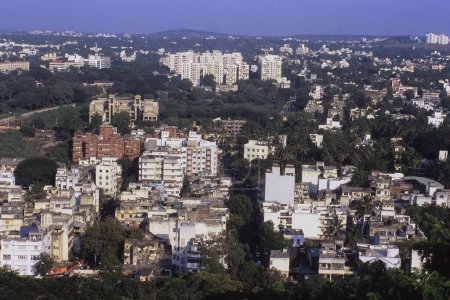 Vista aérea del paisaje urbano concurrido desde Parvati, Pune, Maharashtra, India, Asia 