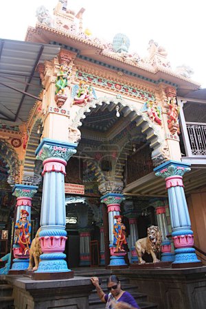 Téléchargez les photos : Krishna Baug Radha Krishna temple ; Charni Road ; Bombay Mumbai ; Maharashtra ; Inde - en image libre de droit