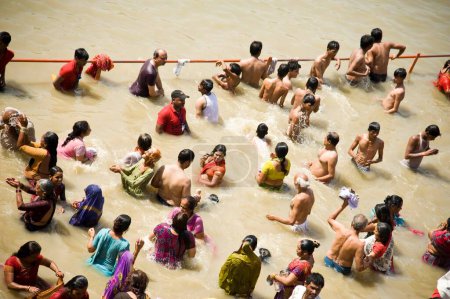 Téléchargez les photos : Pèlerins prenant trempette sainte, rivière kshipra, ujjain, madhya pradesh, Inde, Asie - en image libre de droit