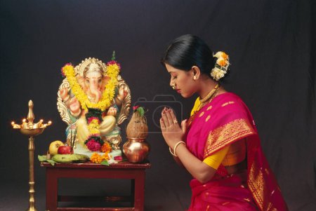 Téléchargez les photos : Femme adorant idole d'éléphant dirigé Dieu Ganesh ganpati Festival MR.138 - en image libre de droit