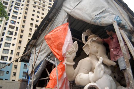 Foto de Un escultor hace ídolos de Lord Ganesh de yeso de París en un taller en Lalbaug para el festival Ganesh ganpati; Bombay ahora Mumbai; Maharashtra; India - Imagen libre de derechos