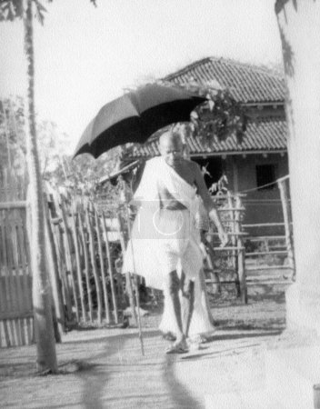 Téléchargez les photos : Mahatma Gandhi à l'ashram de Sevagram, 1941 - en image libre de droit