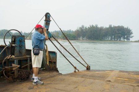 Foto de Turistas tomando fotografías desde el barco en el fuerte de Terekhol, Vengurla, Sindhudurg, Maharashtra, India - Imagen libre de derechos