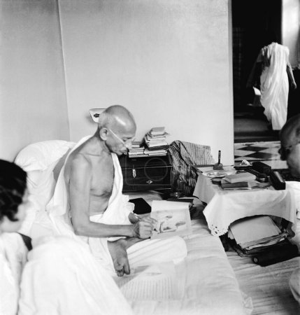 Foto de Mahatma Gandhi firmando su fotografía, Mumbai, Maharashtra, India, 1940 - Imagen libre de derechos