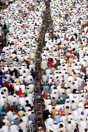 Foto de Misa de oración de los musulmanes Eid ul Fitr namaz en el camino, Ramzan Eid en Bhendi Bazar en Bombay ahora Mumbai, Maharashtra, India - Imagen libre de derechos