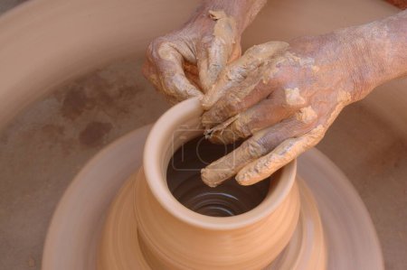 Keramik; Der traditionelle indische Kumbhar (Töpfer) Tontopfmacher; Tontopf auf dem Rad herstellen; Bäuerliche Verdienstkultur; Malewad; Shiroda; Sindhudurga; Maharashtra; Indien