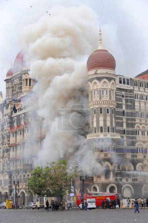 Foto de Incendio dentro del hotel Taj Mahal y Brigada de Bomberos tomando posición fuera del hotel; después del ataque terrorista de Deccan Mujahedeen el 26 de noviembre de 2008 en Bombay Mumbai; Maharashtra; India - Imagen libre de derechos